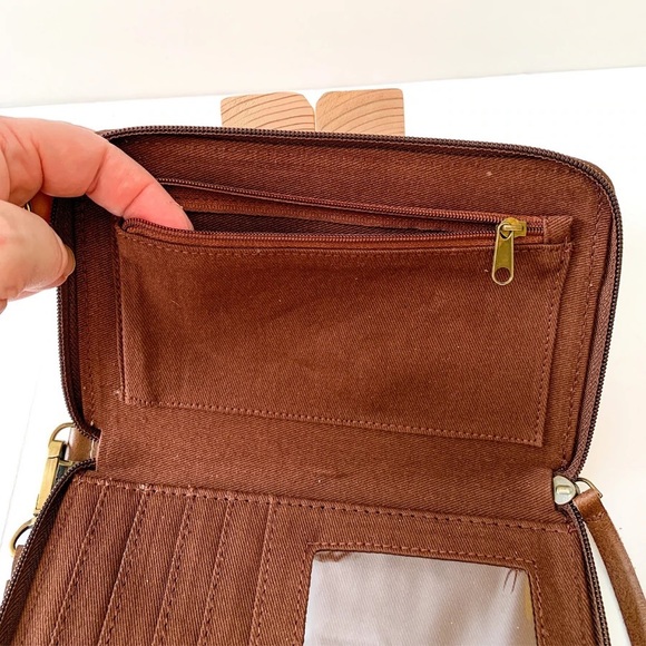 NWT Wallet - Crossbody Wallet with detachable strap. Fabric and leather. - Picture 9 of 9